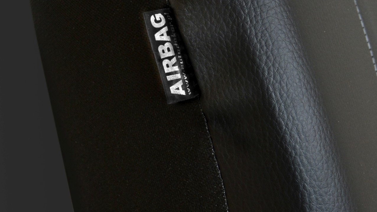 Детайл на сертифициран етикет AIRBAG от страната на черния калъф