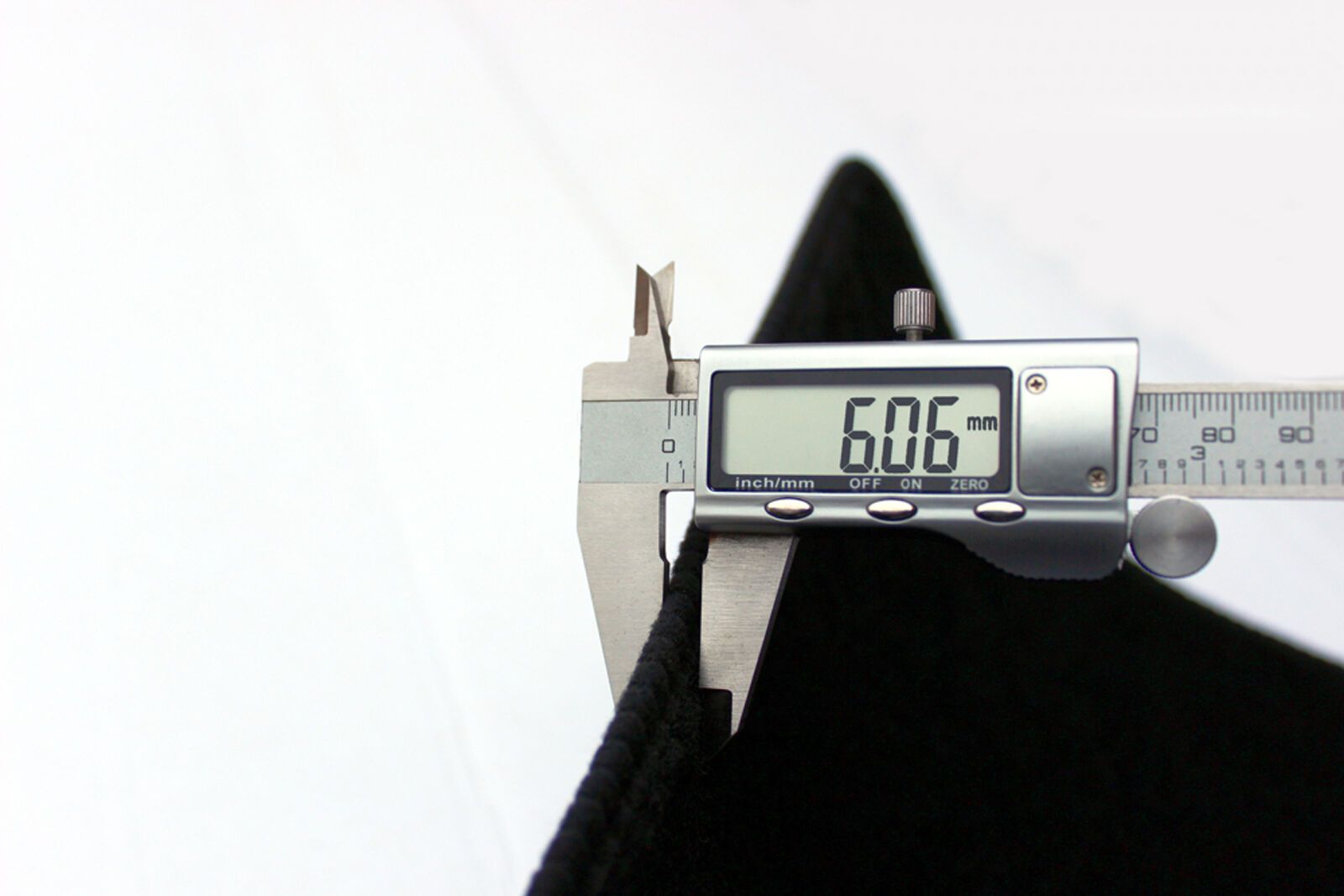 Измерване на дебелината на автомобилната стелка с шублер