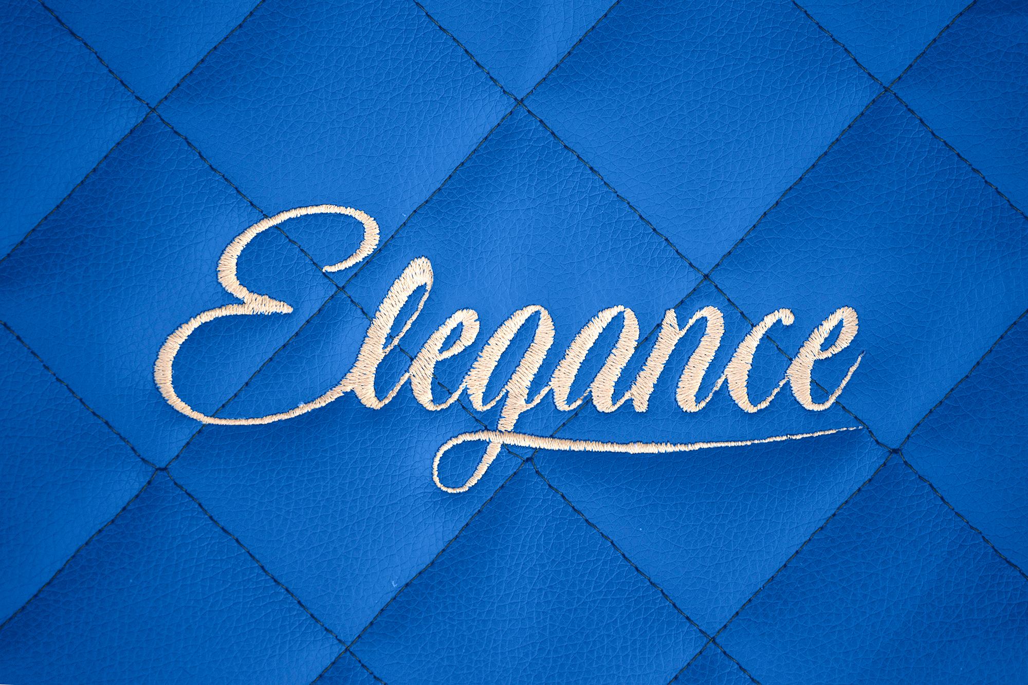 Детайл от бродерията Elegance: Синьо